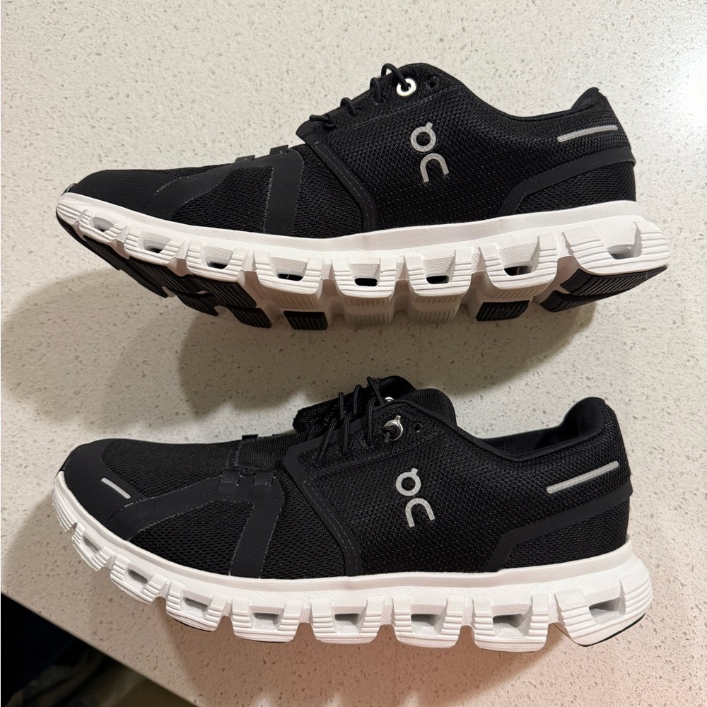 NEW women’s On Running Cloud 6 size 9